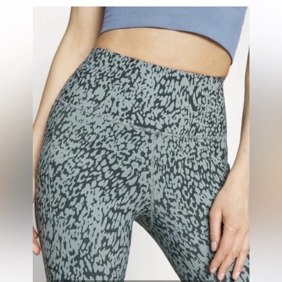 Athleta Salutation Stash II Pocket Tight 7/8 Green Black Print - Picture 3 of 10